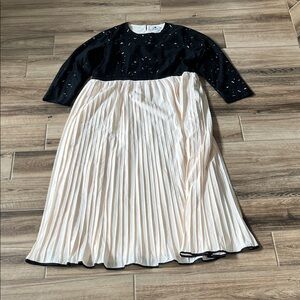 Dainty Jewells Pleated Lace Top Dress EUC